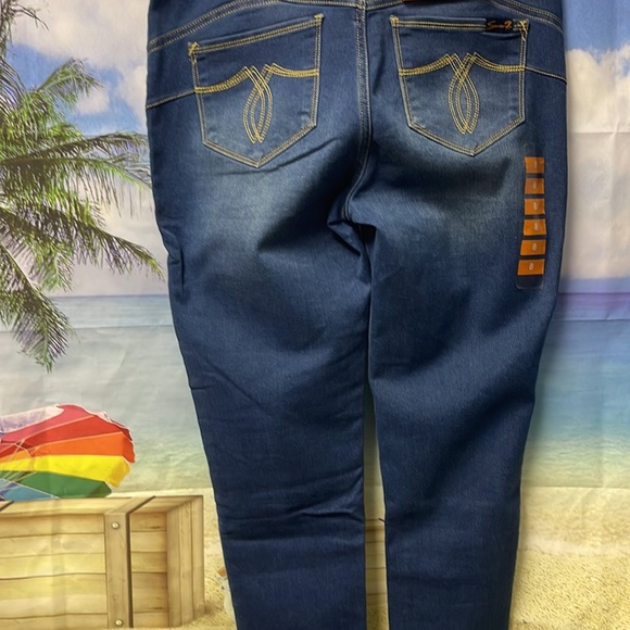 - Brand new Woman’s Seven7 Booty Shaper high rise leggings. Size 8. - Picture 15 of 16